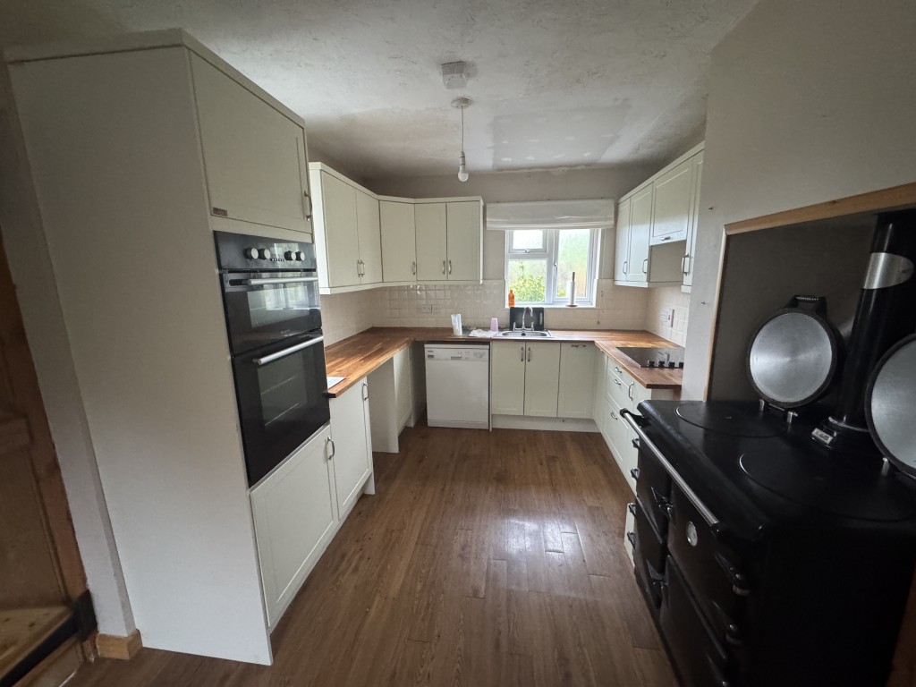 Lot: 45419 - TO BE OFFERED IN OUR 7TH MAY AUCTION - DETACHED FARMHOUSE ON A GOOD SIZED PLOT FOR IMPROVEMENT - Kitchen